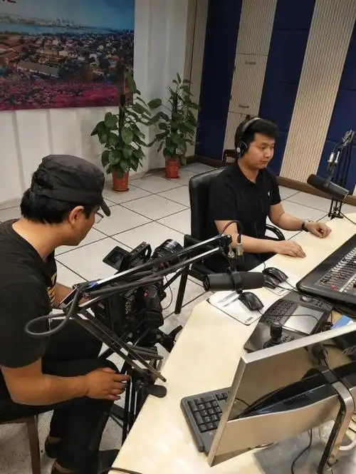 主持人张昊彤介绍:李健导演近年来拍摄了《兵道迷城》,《两河口》