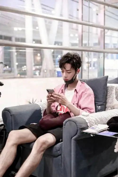 粉色的衬衫外套配上黑色的短裤很是骚气,很适合肖战的这款发型.