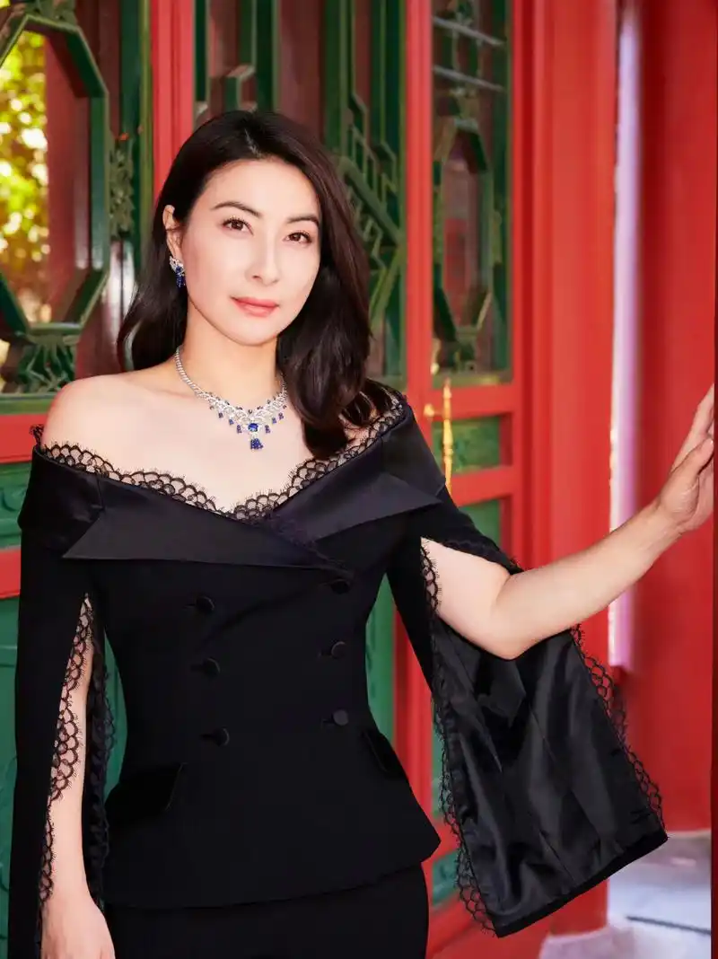 跳水女王郭晶晶穿上礼服,不输任何女明星,好美!