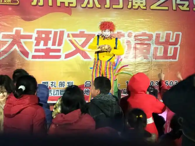 农村27岁小伙考上理想大学,家里请来了歌舞团助兴