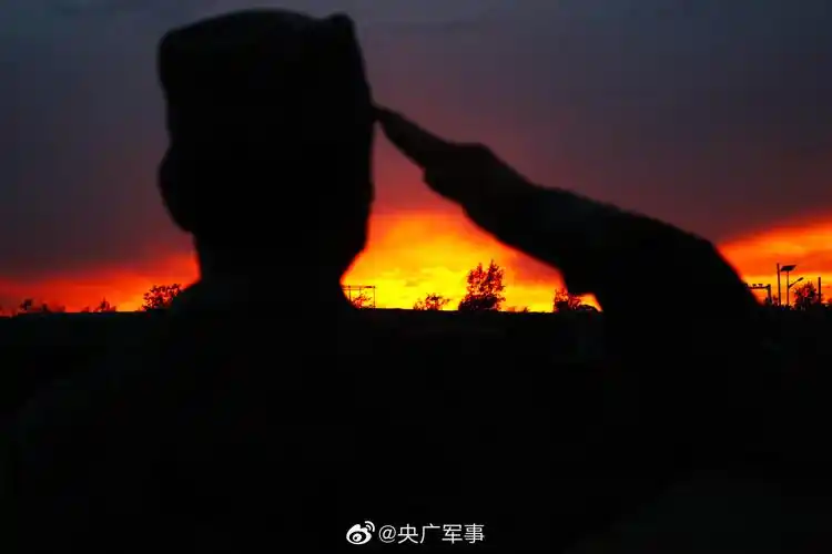 美图夕阳下陆军官兵的绝美剪影