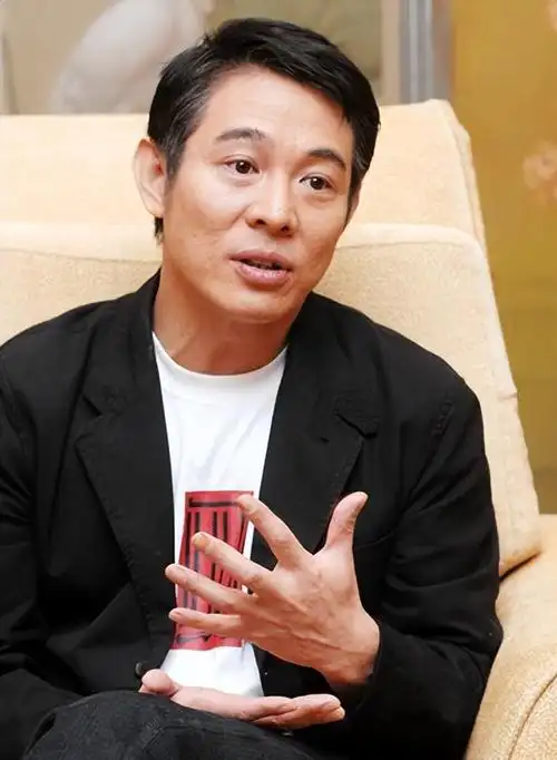 李连杰近照曝光:扎小辫,满脸黑色老年斑,和利智跪坐念经引热议|记者