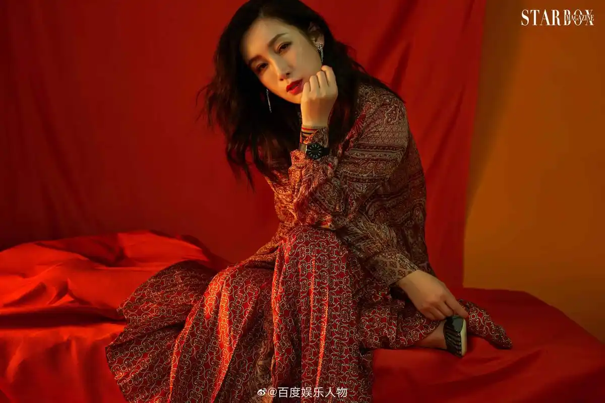 秦海璐的初秋复古造型魅力十足,简单的单品搭配出复古迷人风情,这次