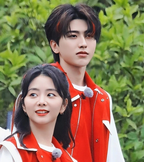 请来四大女神同台,我却在意蔡徐坤的挑染发色_腾讯新闻