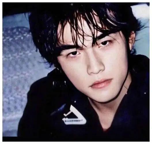 周杰伦晒20年前旧照网友被帅哭了婚前婚后差别真的挺大