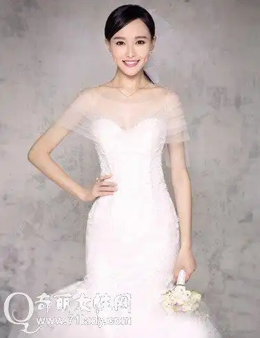 唐嫣婚纱照 穿白色婚纱登封面高贵典雅