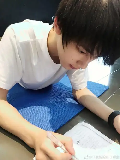 丁程鑫超话99#丁程鑫 十八岁未来方程式#丁程鑫小朋友写作业合集写