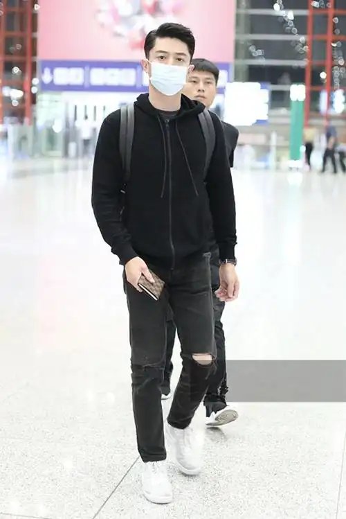 霍建华穿黑色连帽卫衣配破洞牛仔裤现身 比手势显"老干部"作风