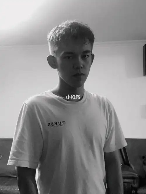 灰色头发掉色成黄毛了