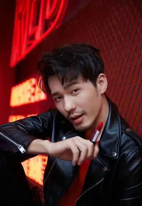 同样是在脸上画口红,娇兰给杨洋拍摄的这张就清爽许多.