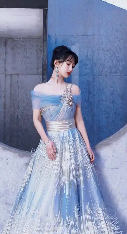 繁星点点礼裙太仙了,水蓝配色连杨紫都上头,轻松凹出仙女风_时尚_长裙