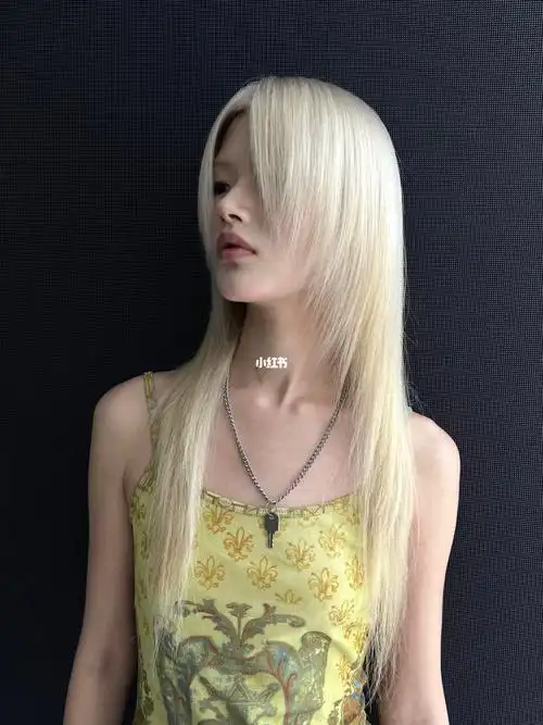 今天和大家分享这款漂白金效果的渣欲风高层次中长发,超级酷!a到不行!