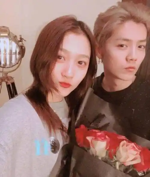 原创一鹿彤行国外约会鹿晗少年感十足关晓彤散发成熟气息