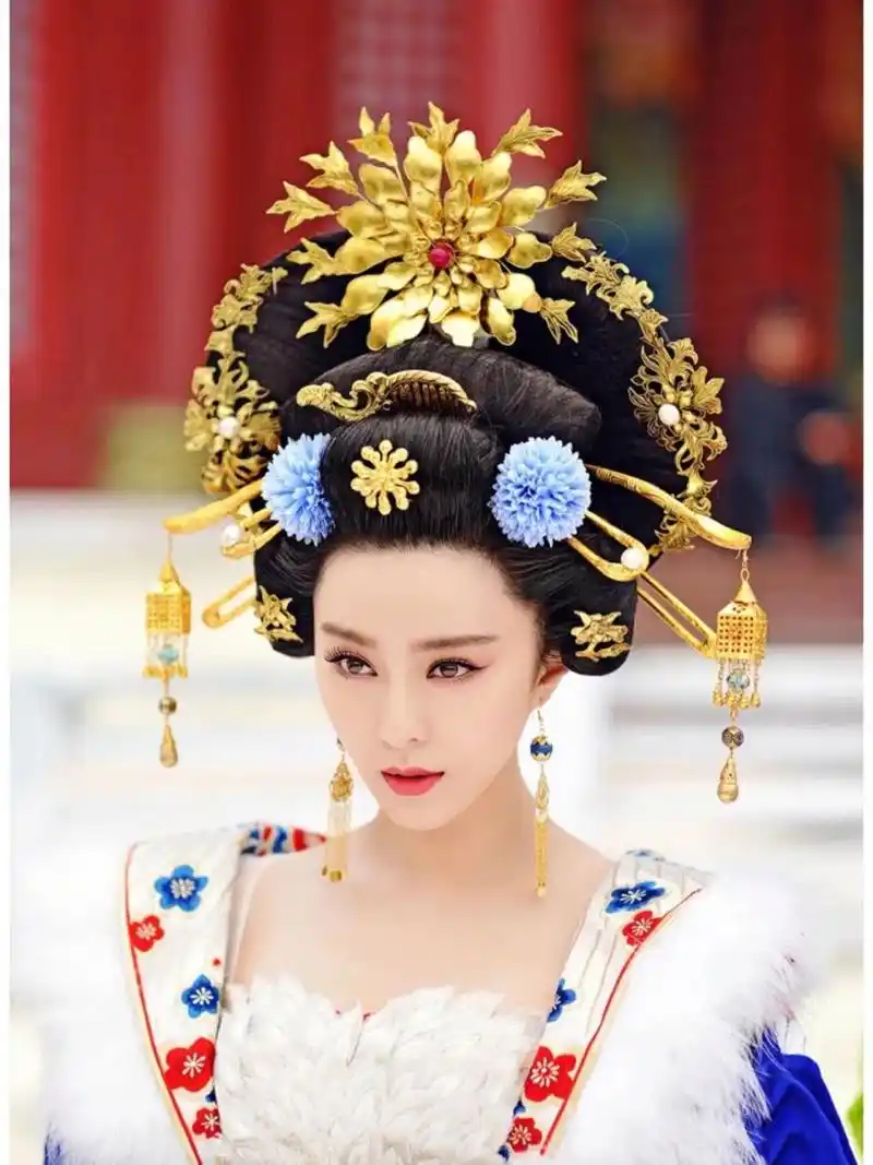 武媚娘头饰欣赏 这套华丽的头饰,在武媚娘被封为皇后之前戴过.