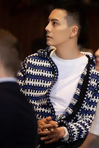 陈伟霆蓝白拼色针织外套帅气写真16