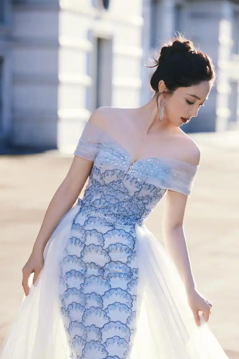 董璇蓝色一袭抹胸低胸裙优雅知性,风姿绰约,貌美撩人,高开叉长裙露出