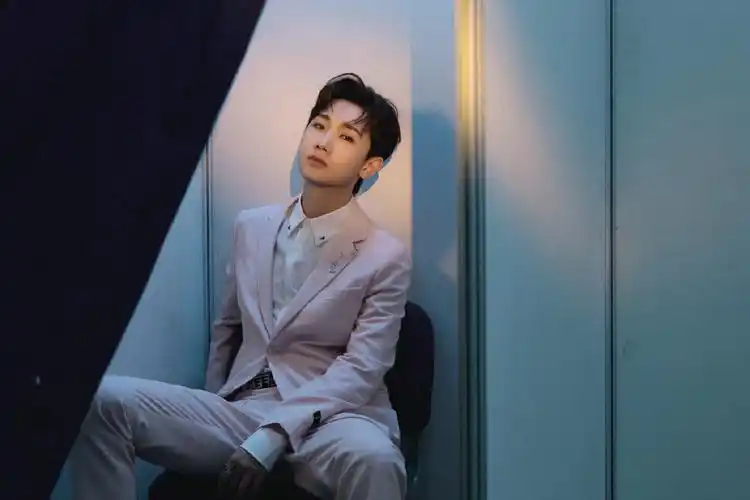 > 汪苏泷粉色西装帅气写真图片(5/9)