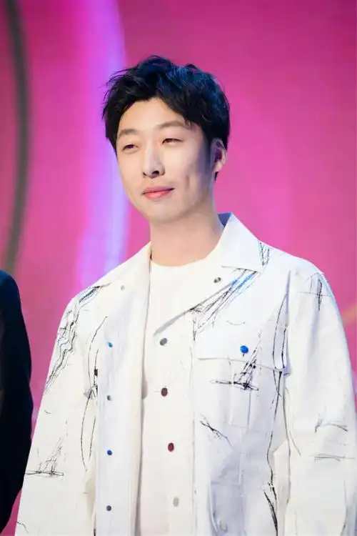 北京女子图鉴发布会张子贤发动舞技嗨翻全场