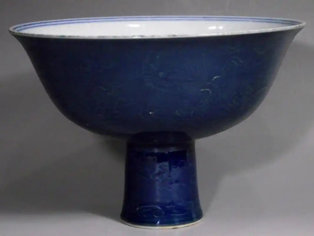 明宣德蓝釉暗刻龙纹高足杯