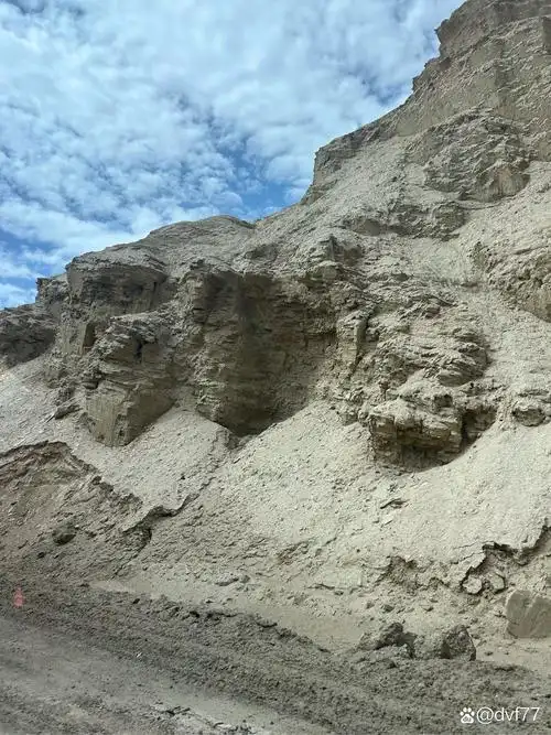 去了一趟青海茫崖市的无人区,感慨自己的渺小啊,也感概大自然的神工鬼