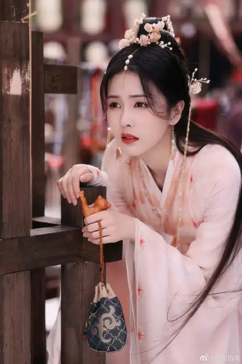 白鹿叶夕雾粉衣剧照