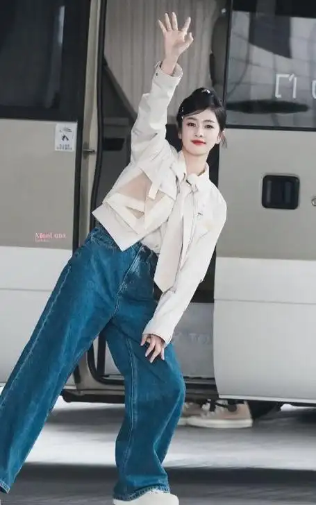 白鹿上身穿白色短上衣,下身搭配同色系的领带,下身穿蓝色牛仔裤,凸显