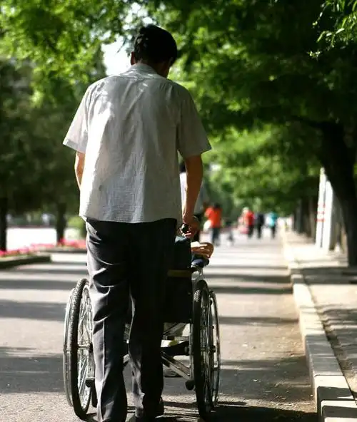 父亲的排行比较靠后,父亲走的时候,我的伯伯姑姑及其配偶们都已经走了