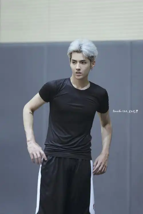 2016吴亦凡打篮球_图片_视频集锦-爱豆app