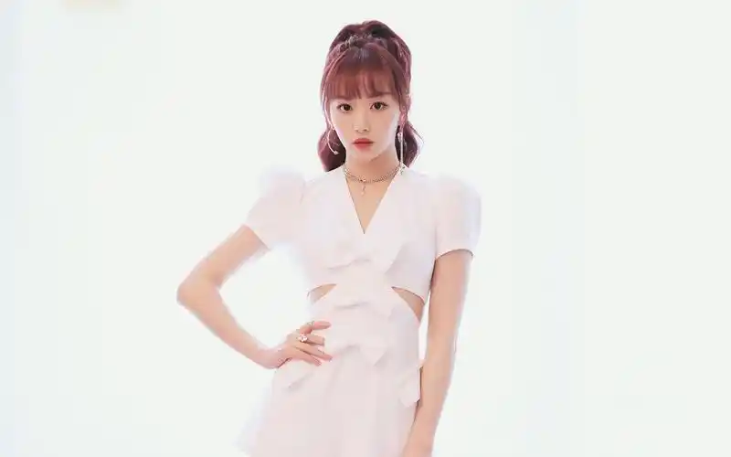 孔雪儿连衣裤性感高清桌面壁纸