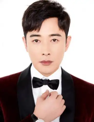 罗晋太迷人,穿红色丝绒西装配经典领结,这帅气要圈不少粉!