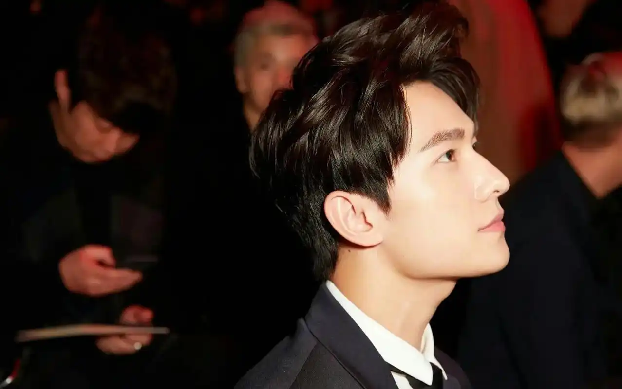 近日,有八卦媒体拍到杨洋与王楚然一前一后进入一家别墅酒店.