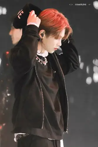 黄明昊家族演唱会舞台饭拍图 一身酷黑look的红发小贾