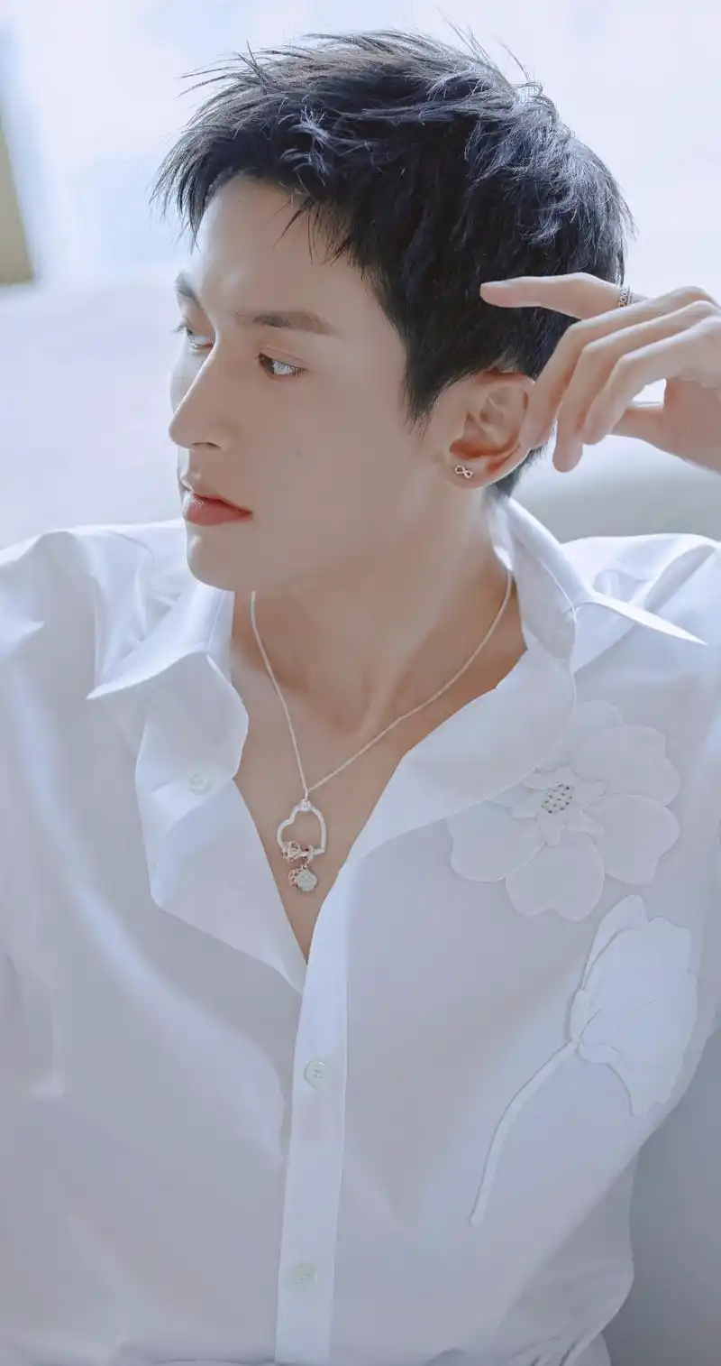 张哲瀚白衬衫图片:瀚瀚又欲又仙