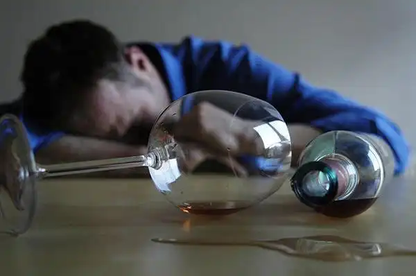 明知喝醉酒后会难受,依然很喜欢把自己往"死"里灌,这是为什么