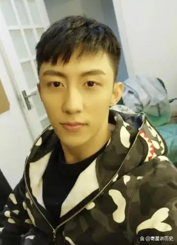 黄景瑜:16岁辍学,半路走红,因在内娱"服兵役",被央视点名