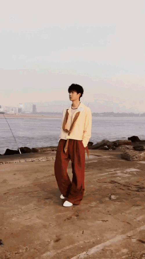 王一博香槟色飘带上衣