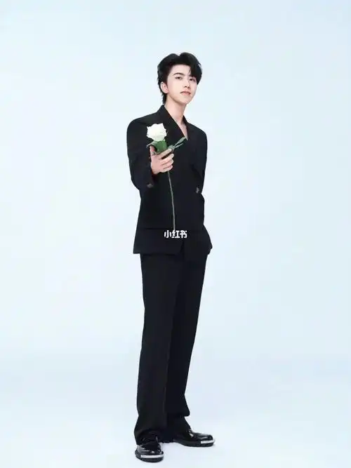 蔡徐坤的皮鞋都要装保险杠是为了好看吗