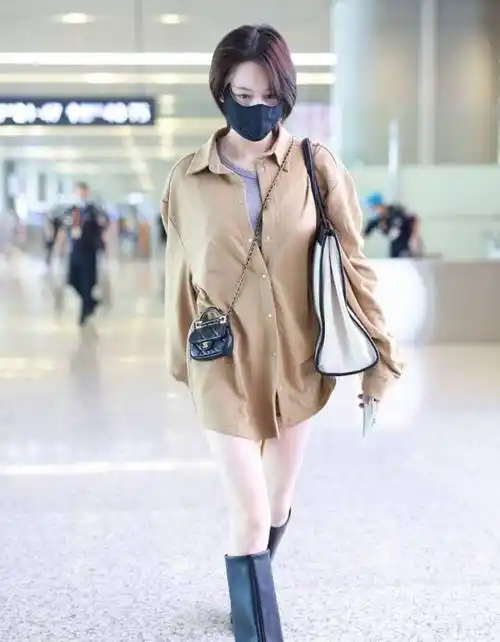 军嫂张馨予独自走机场,穿卡其色衬衫玩下衣失踪,搭配长靴太迷人_方式