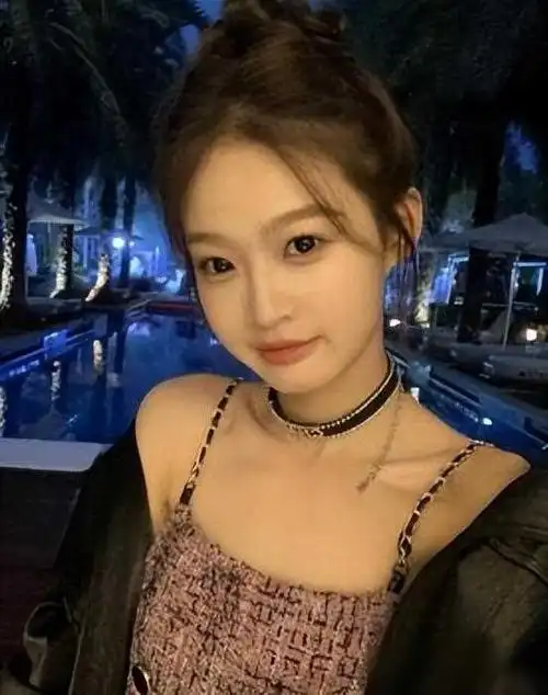 王思聪带女友三亚散步,女方直播大赞思聪人品好,满脸甜蜜