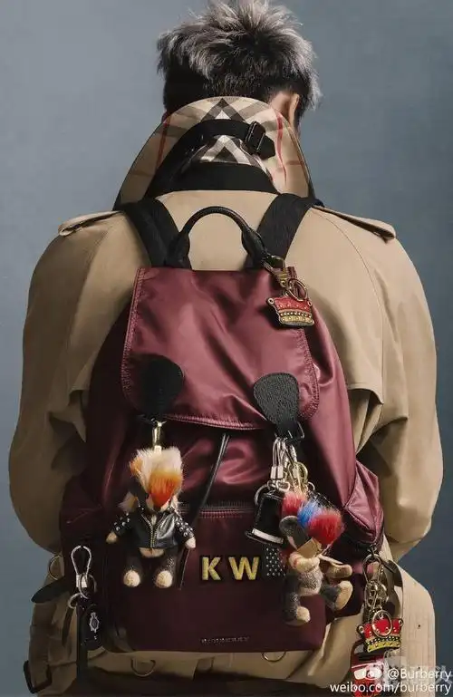 吴亦凡同款burberry巴宝莉 粉色中号功能性尼龙拼皮革军旅背包