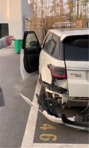 偶遇102万路虎揽胜事故车,发动机,内饰完好无损,a柱还未变形!