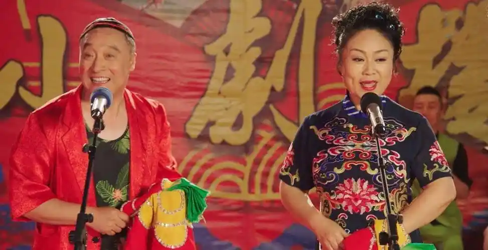 张小飞和贺美玲直接愣住了,连谢幕都没来得及就匆匆下了台.