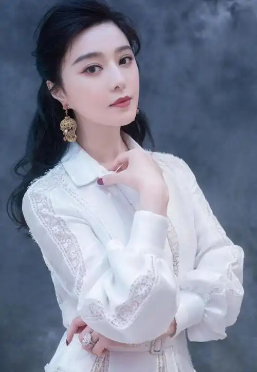 38岁范冰冰还是美,一袭白裙清纯又唯美,蓬松发型发量让人羡慕