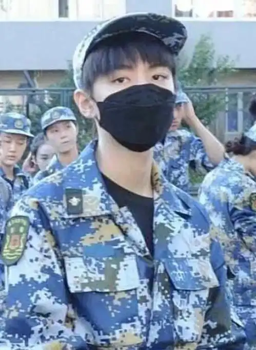 吴磊军训照,王俊凯军训照,蔡徐坤军装照,差距不是一般的大!
