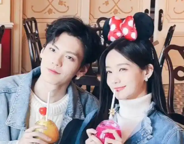 李一桐毕雯珺同游迪士尼,亲密举高高,网友:这是公费恋爱?