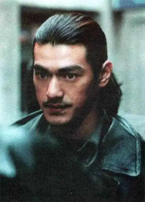 金城武最好的电影《不夜城》:世上只有两种人,骗人的和被骗的