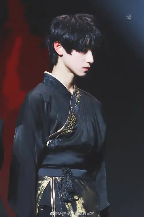 收集一下朱志鑫的神仙侧颜,是五官优越侧脸轮廓和眉眼才能这么好看啊