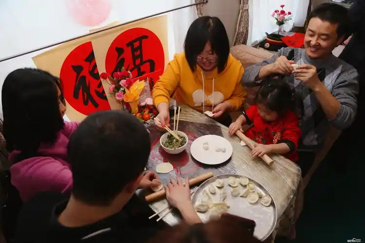 旅客在回乡列车上进行包饺子比赛(张雁南 摄)