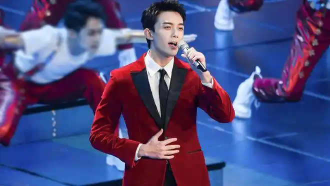 吴磊再登春晚,镜头前后形象反差大,为央视后台再度贡献名场面