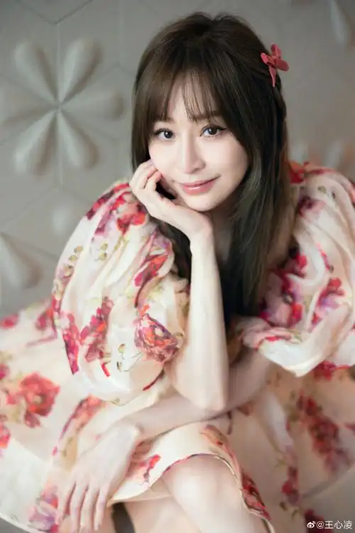 甜心教主!王心凌穿花裙再现招牌笑容
